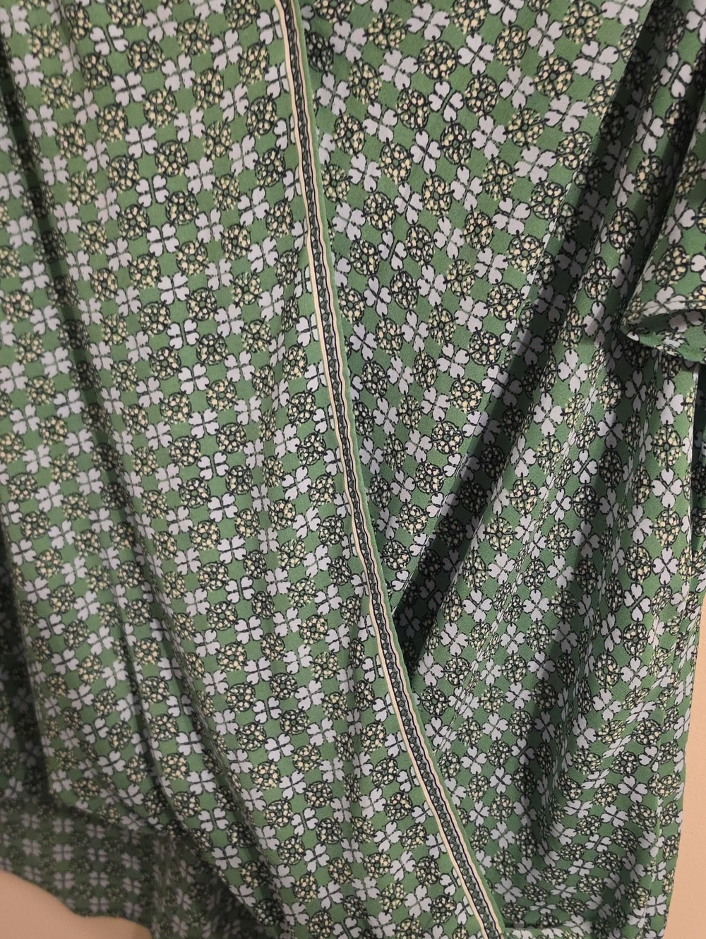 Max Studio Green V Neck Flutter Sleeve Higg Low Blouse. In EUC - Picture 6 of 8
